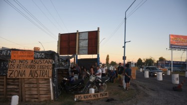 Los policías están afuera del predio. Foto Juan Thomes