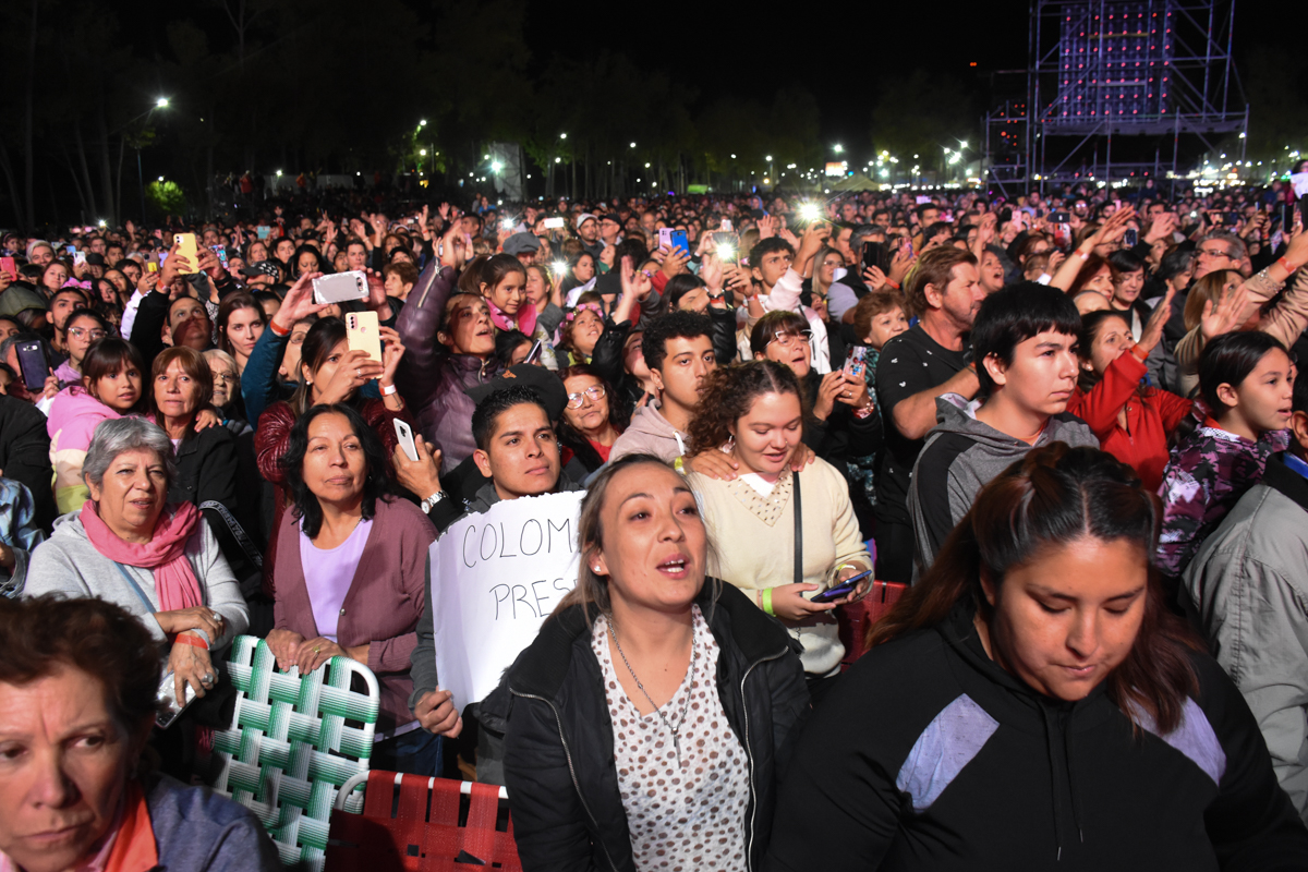 Calculan que serán miles los jóvenes que llegarán esta noche al predio manzanero. foto: Juan Thomes.