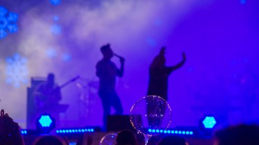 El ritmo tropical hizo bailar a todos en la segunda noche de la Fiesta de la Manzana