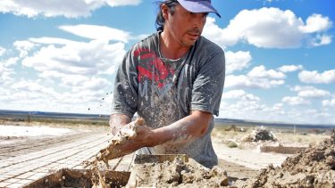 Los ladrilleros enfrentan el agobiante calor para producir en un lugar donde no cuentan con el suministro de agua. Foto Juan Thomes