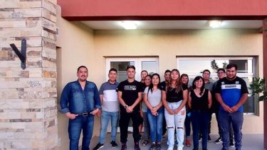 Luego que se oficializara la lista, los candidatos posaron para la foto frente al Juzgado de Paz de Ramos Mexía. Foto: Gentileza. 