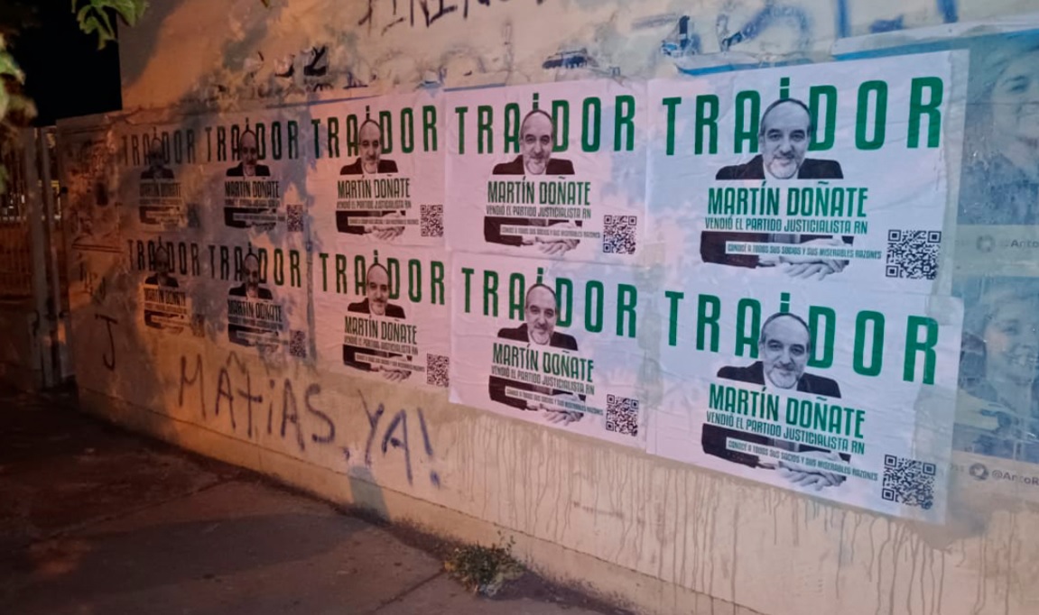 Los afiches contra Doñate que aparecieron esta semana en Cipolletti. También hubo pegatinas en Viedma y en Bariloche.