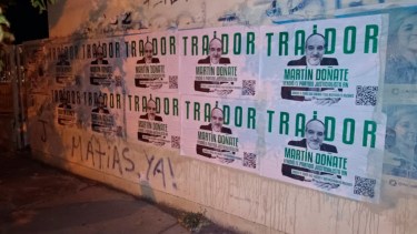 Los afiches contra Doñate que aparecieron esta semana en Cipolletti. También hubo pegatinas en Viedma y en Bariloche.