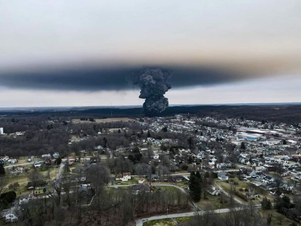 La explosión derivó en una gran columna de humo que se presume es muy tóxica.