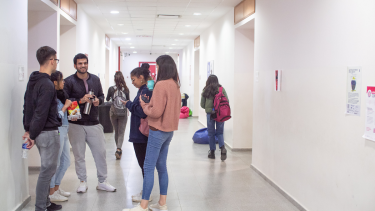 Una joven podrá seguir estudiando luego de conseguir que su padre se haga cargo de sus estudios. Foto: ilustrativa