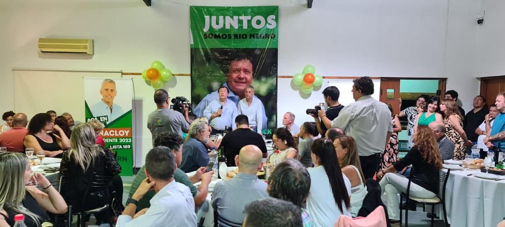 Alberto Weretilneck llegó a Roca para respaldar a Carlos Banacloy, destacando el consenso entre seis partidos políticos de la ciudad. 