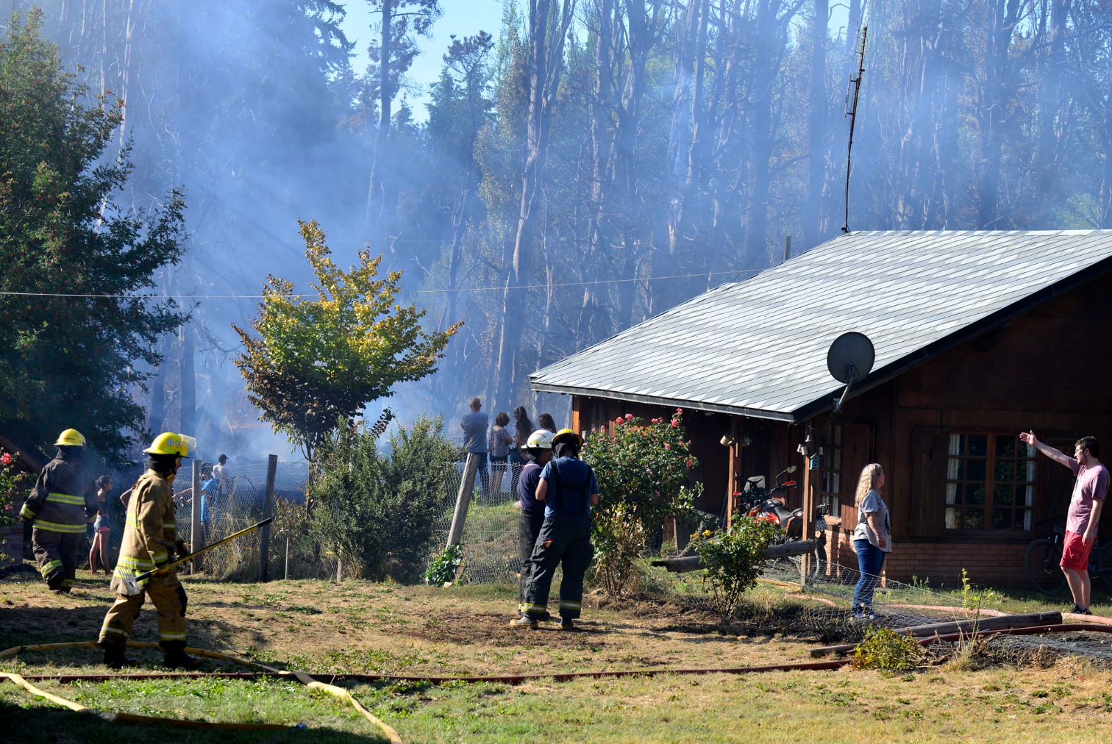 Las casas estuvieron cerca del fuego pero la intensa tarea de brigadistas evitaron el avance del incendio. Foto: Chino Leiva