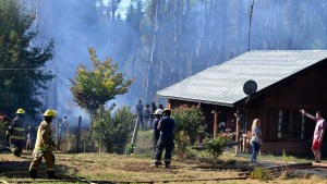 Incendio forestal al este de Bariloche: «El fuego llegó a un metro de las casas»