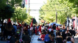 Comenzó el reclamo de organizaciones en Casa de Gobierno por el pago de los programas sociales 