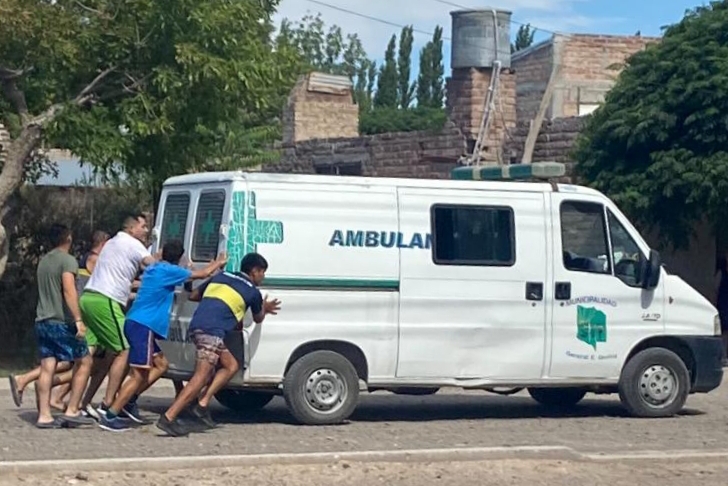 Los vecinos debieron empujar la ambulancia, en medio del apuro por atender al vecino infartado. Foto: gentileza