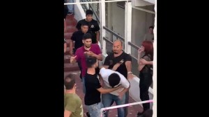 Video: brutal agresión en Las Grutas de patovicas y policías a un joven en un boliche