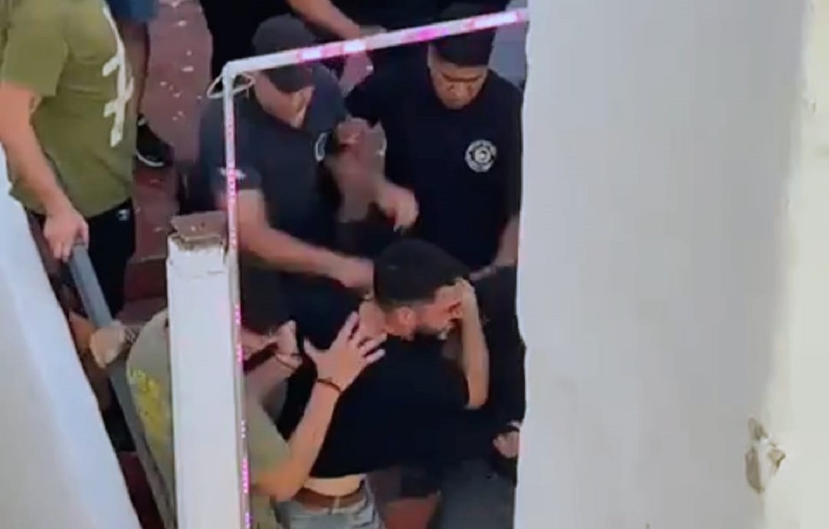 El policía le asestó varios golpes a uno de los jóvenes en las escaleras de salida del boliche de Las Grutas. 