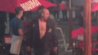 Uno de los trabajadores de seguridad de Babilonia ya había sido filmado protagonizando una golpiza en el parador de la quinta bajada. (Captura de video).-