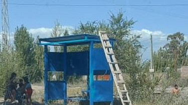 Vecinos usaron una garita de colectivo como trampolín en Cinco Saltos. Foto: gentileza