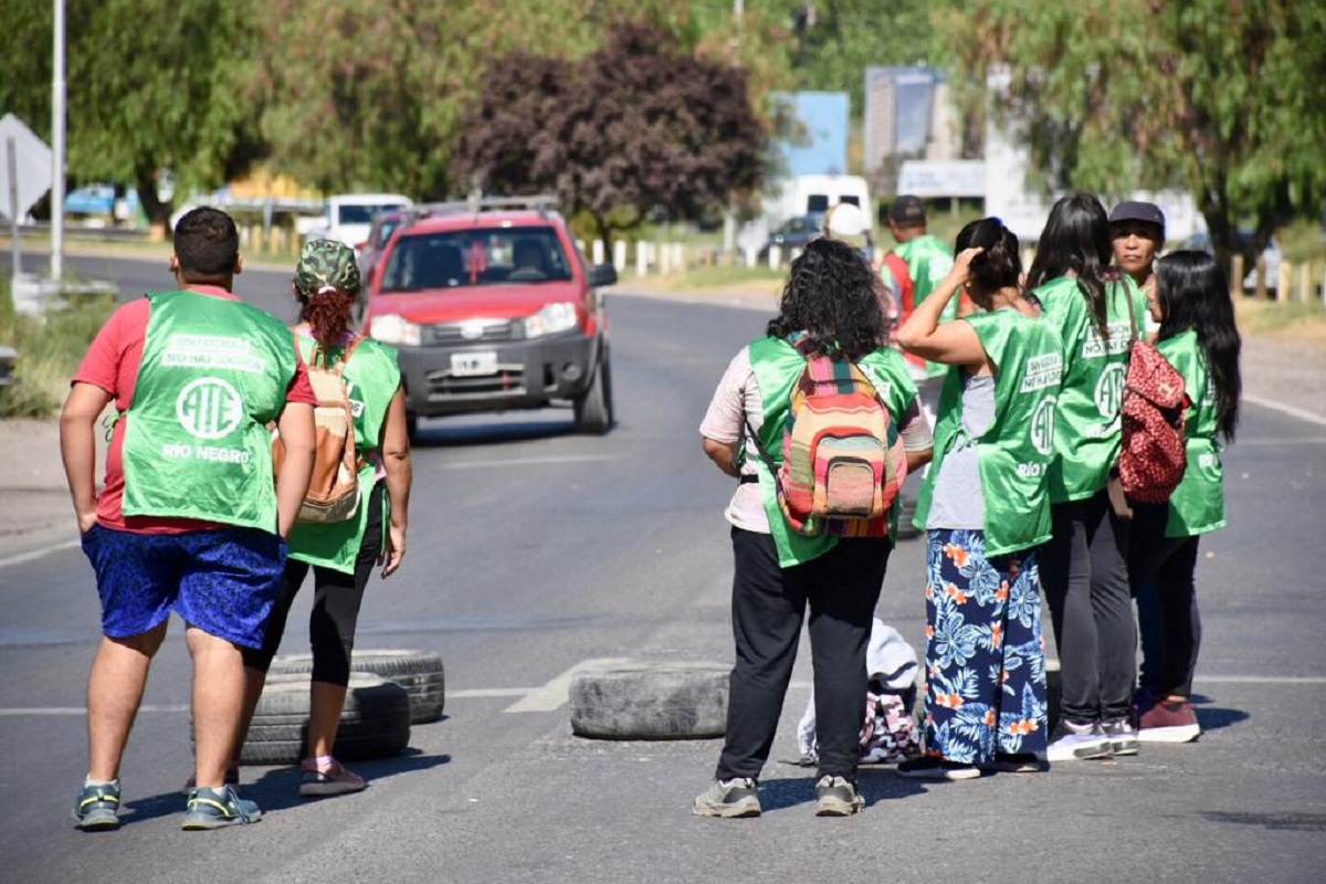 ATE ya se encuentra manifestandose en el puente carretero Cipolletti - Neuquén. Foto: Matías Subat