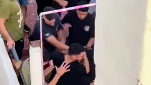 Suspenden al policía que agredió a un joven a la salida de un boliche de Las Grutas