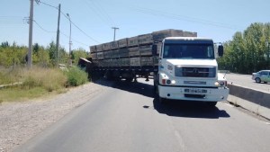 Un camión perdió su cargamento de fruta en la ruta 22 a la altura de Cipolletti