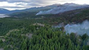 Un incendio forestal en Cholila obligó a evacuar al barrio San Esteban