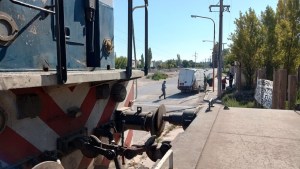 Un tren de carga chocó con una traffic en Cipolletti