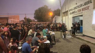 Hasta hace dos años las filas para anotarse daba vueltan la cuadra. Esto se mejoró con la inscripción online. Foto gentileza