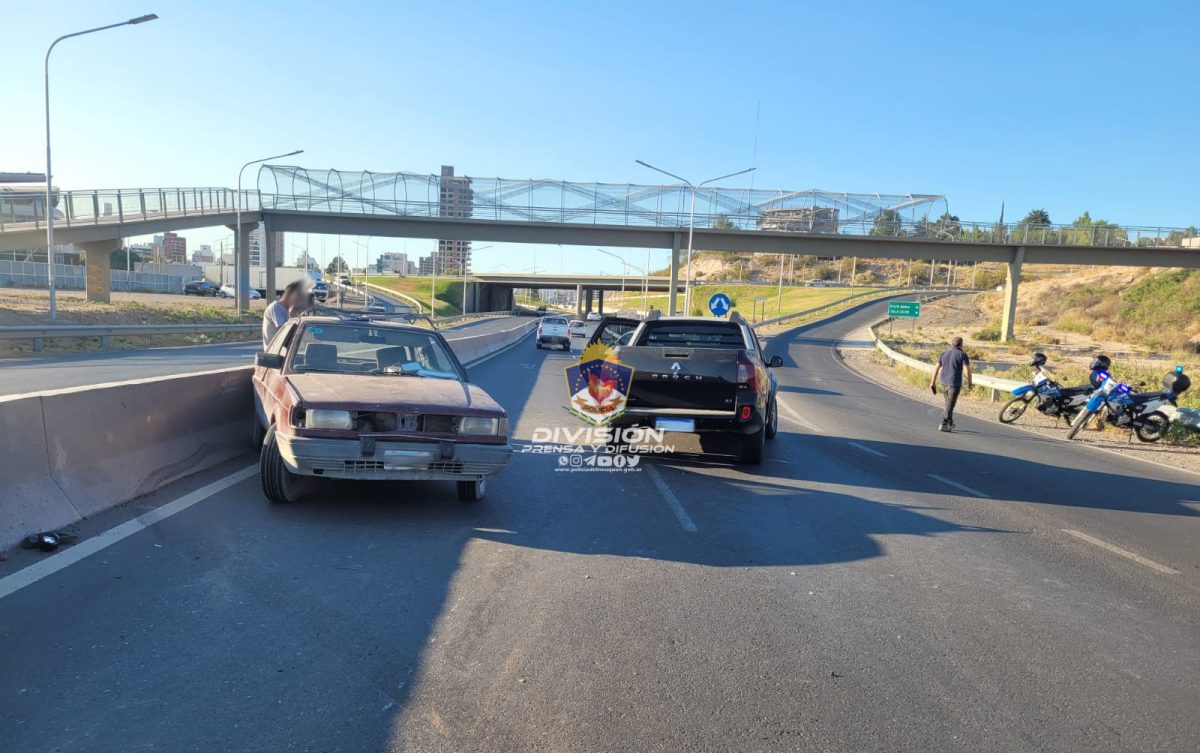 El accidente ocurrió entre dos vehículos que circulaban en sentido desde Centenario a Neuquén. Foto: Policía de Neuquén