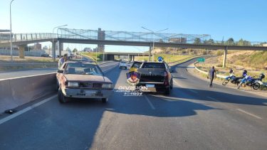 El accidente ocurrió entre dos vehículos que circulaban en sentido desde Centenario a Neuquén. Foto: Policía de Neuquén