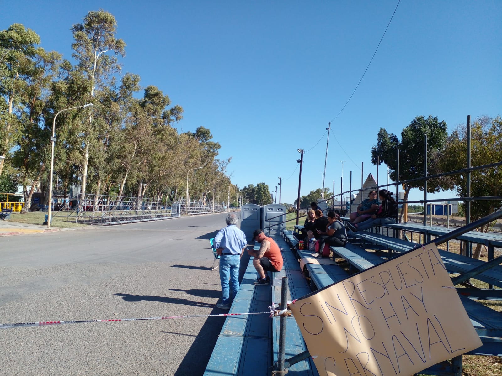 La calle Expedicionarios del Desierto, preparada para Corsódromo, fue cortada por un grupo de manifestantes que tienen piquetes en la ciudad en demanda del suministro de agua potable (gentileza)