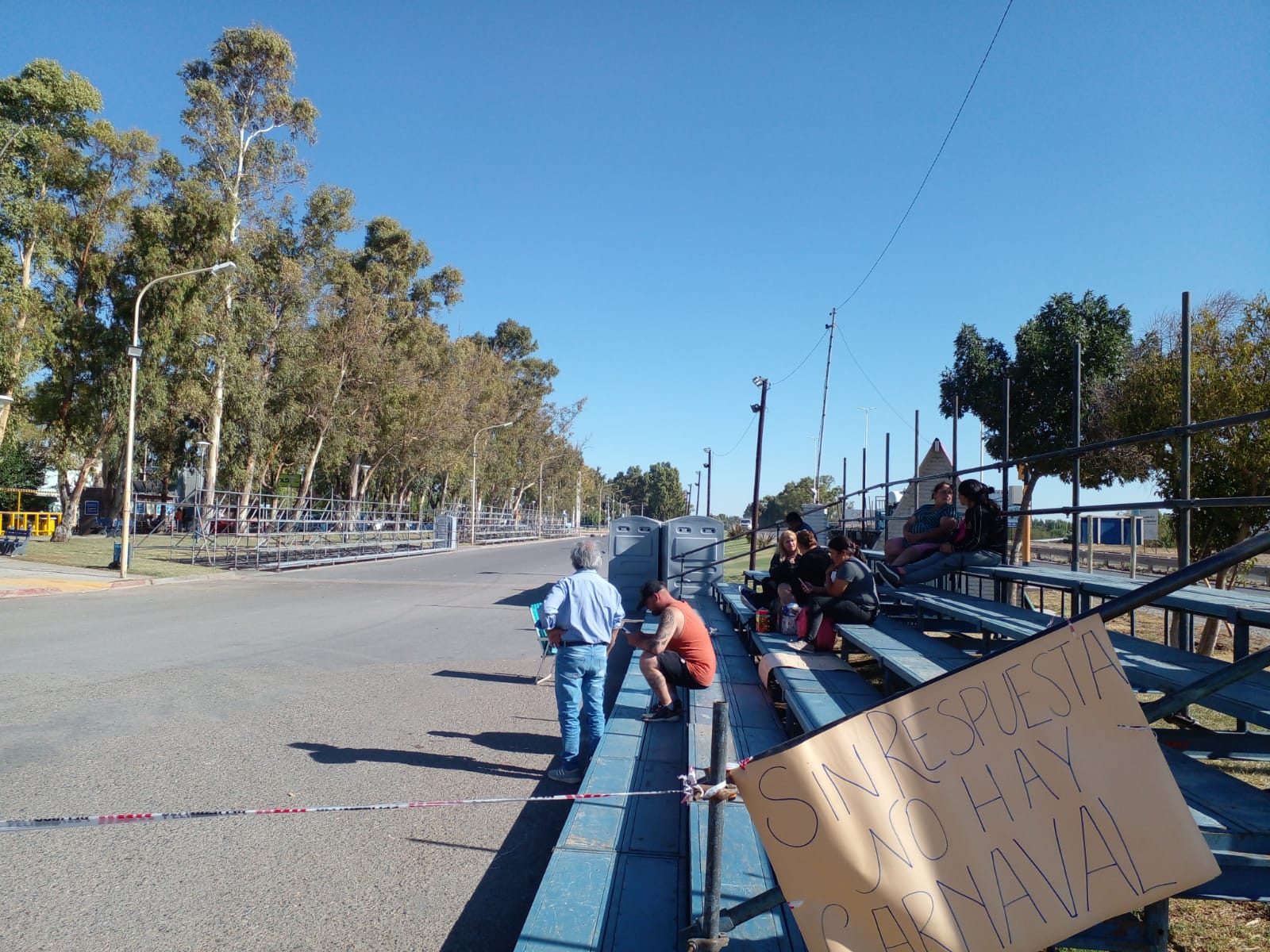 La protesta por la falta de agua se amplió al corsódromo en Centenario ...