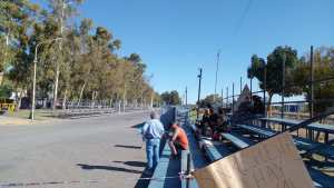 La protesta por la falta de agua se amplió al corsódromo en Centenario