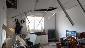 Repararon el cielorraso de una casa que se desplomó por el fuerte viento en Bariloche