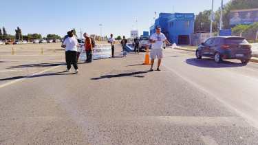 Los exuniformados entregaron volantes sobre la Ruta 22. Foto gentileza
