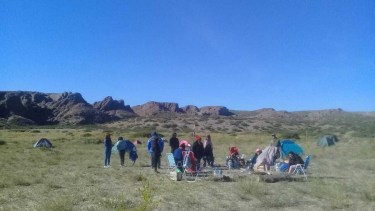 Las familias se instalaron anoche en el predio que se dispuso para ver el eclipse en Piedra del Águila. (Gentileza).-