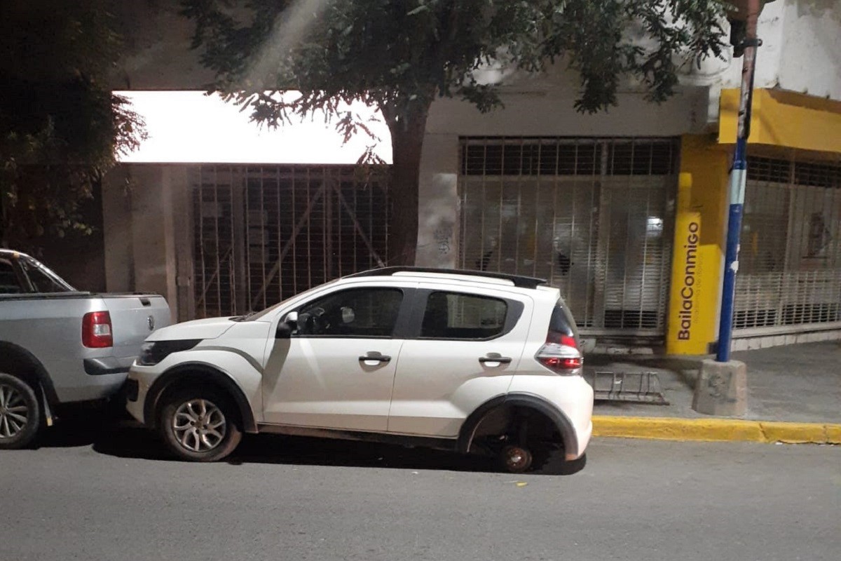 Este fue uno de los autos a los que le robaron la rueda durante la noche del sábado. Estaba estacionado en la Avenida Olascoaga. 