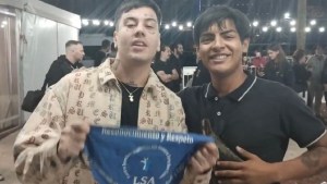 El emotivo encuentro de Duki con un fan y su gesto con la asociación de sordos en la Fiesta de la Confluencia 2023