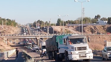 El camión bloqueó un carril de la Ruta 7 - Avenida Alfonsín. (Foto gentileza Judith Calmels)
