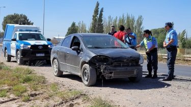 El auto tenía el frente destrozado y le faltaba el paragolpes. Foto: Centenariodigital