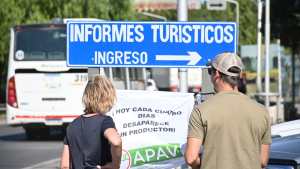 Protesta de los productores sobre la Ruta 22 en Cipolletti: el tránsito no está interrumpido