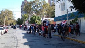 Tercerizados de los hospitales de Neuquén protestan por retrasos salariales