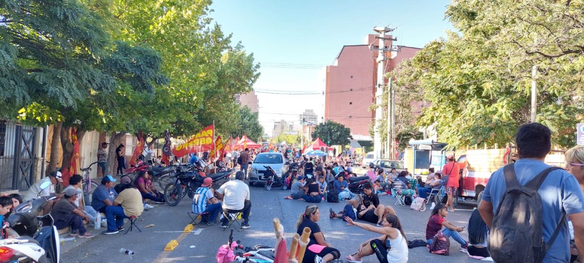 Organizaciones sociales acamparon frente al Ministerio de Desarrollo Social en Neuquén. Foto: Gentileza