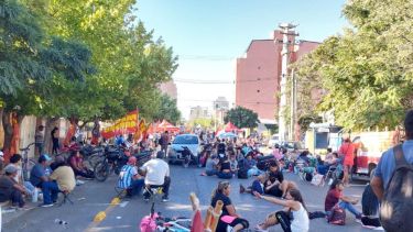 Organizaciones sociales acamparon frente al Ministerio de Desarrollo Social en Neuquén. Foto: Gentileza