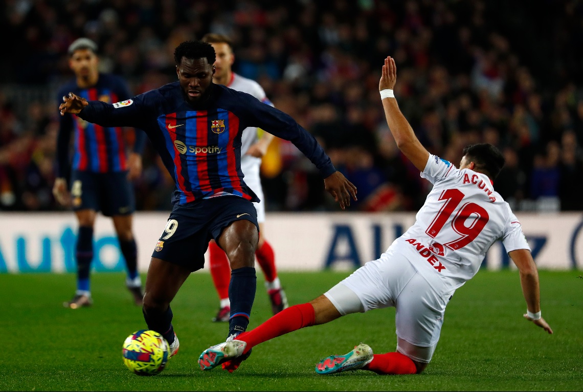 Acuña no puede con Franck Kessié en el duelo Barcelona-Sevilla de hoy. Foto: AP