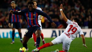 Barcelona es más líder que nunca: goleó y bailó al Sevilla de Acuña, que salió lesionado