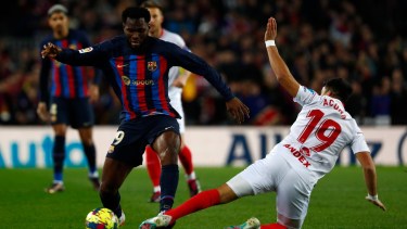 Acuña no puede con Franck Kessié en el duelo Barcelona-Sevilla de hoy. Foto: AP