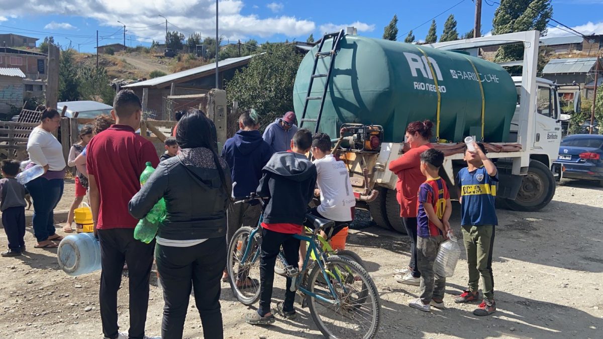 Con un camión llevaron agua potable a los vecinos del barrio Nuestras Malvinas este miércoles por el corte del servicio que afectó a gran parte de Bariloche. (foto gentileza)