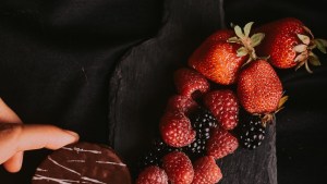 Tras el incendio de su chacra en El Hoyo, así se arremanga la pastelera Almendra para seguir adelante