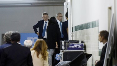El presidente llegó rodeado de su círculo más cercano.