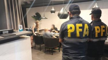 Las fuentes informaron que se investiga una suerte de "gestoría" que se dedicaría al tráfico de migrantes y a la falsificación de documentación.