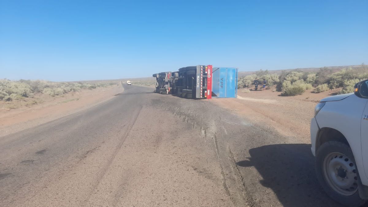 Un camión que transportaba arena volcó en Vaca Muerta. Foto: Gentileza