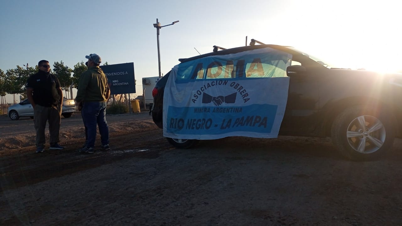 Esta mañana, a primera hora, dirigentes del gremio cortaron el acceso a la planta de NRG. (foto: gentileza)