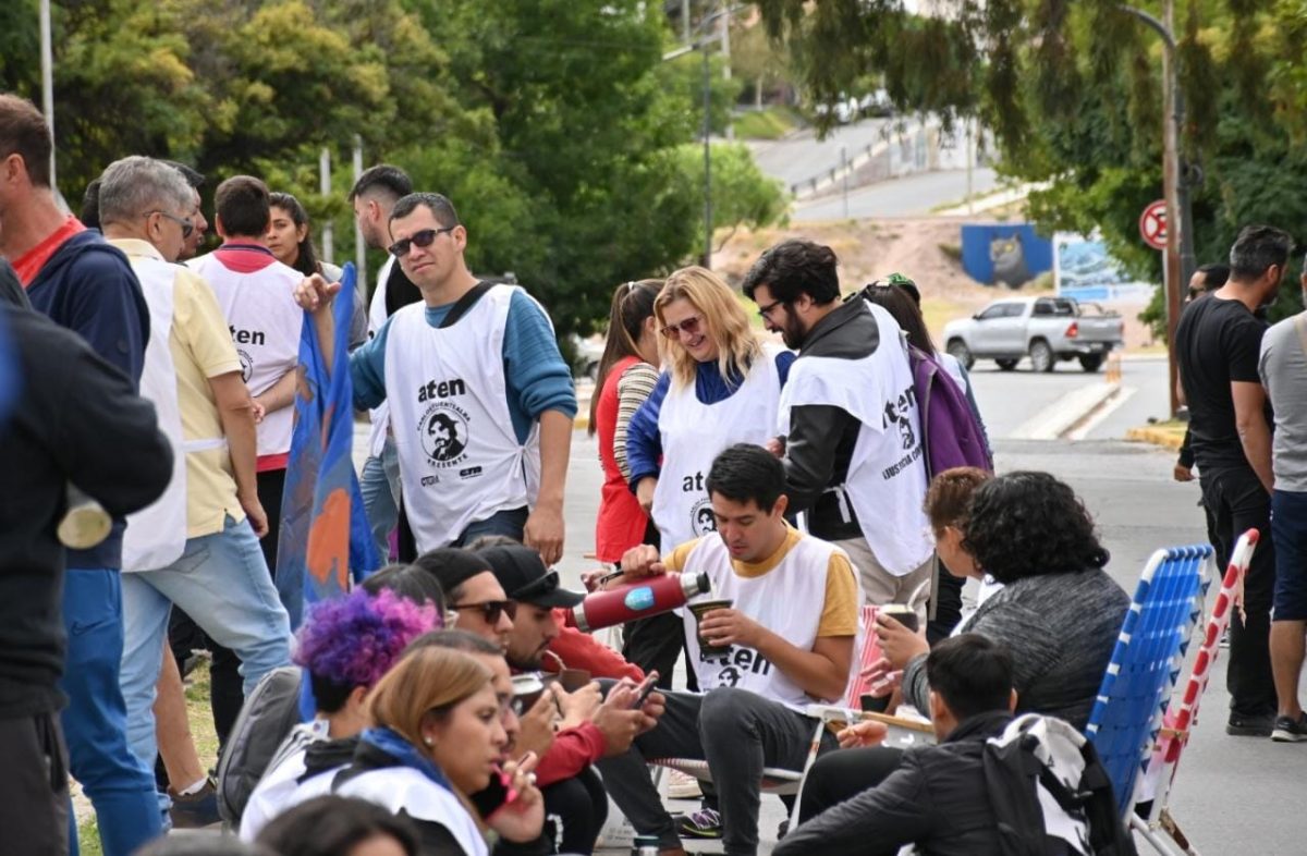 Los docentes esperan novedades de la mesa salarial con el gobierno. Foto: Florencia Salto.